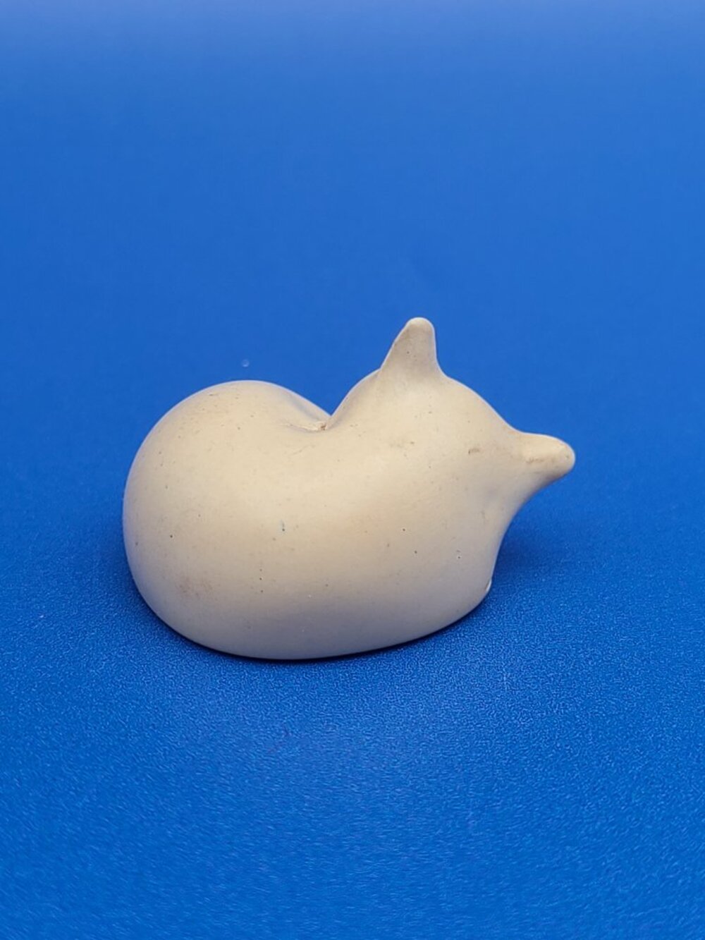 White Netsuke Style Miniature Sleeping Cat Unique 1.25" L .75" H - Picture 4 of 8
